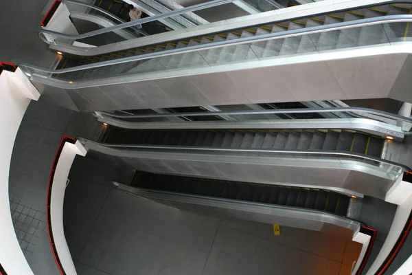 Ana salonda yürüyen merdiven sistemi 9 Ocak 2005 