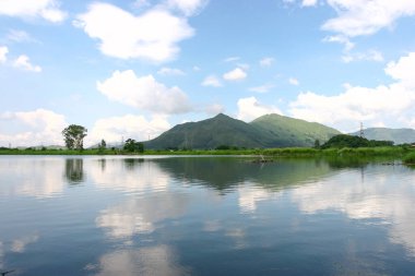 Shan Pui Tsuen balık havuzundaki Kai Kung Leng 'in yansıması..