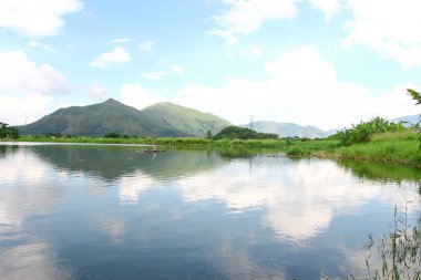 Shan Pui Tsuen balık havuzundaki Kai Kung Leng 'in yansıması..