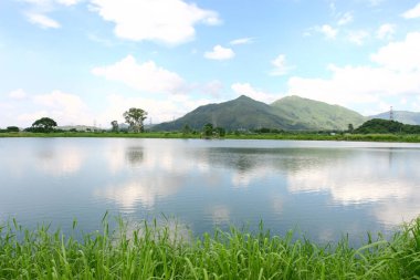 Shan Pui Tsuen balık havuzundaki Kai Kung Leng 'in yansıması..