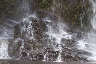 Yeni Bölgelerin Kuzeydoğu Bölgesi 'ndeki Gelin Havuzu' nda Şelale