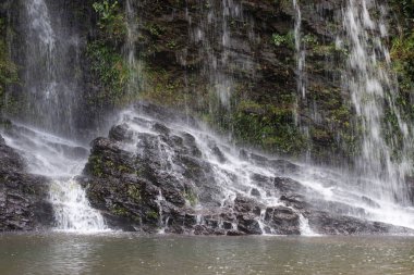 Yeni Bölgelerin Kuzeydoğu Bölgesi 'ndeki Gelin Havuzu' nda Şelale