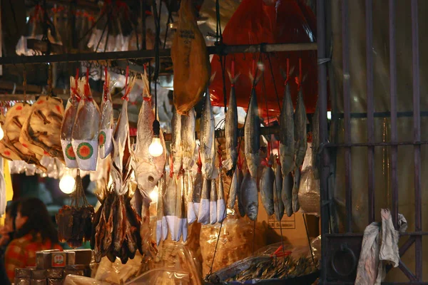 2005年3月13日在香港上市的贻贝 虾类及海鲜 — 图库照片