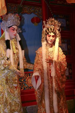 19 Şubat 2005 Çinli Opera sanatçısının gerçek boyutunda oyuncağı sergilendi