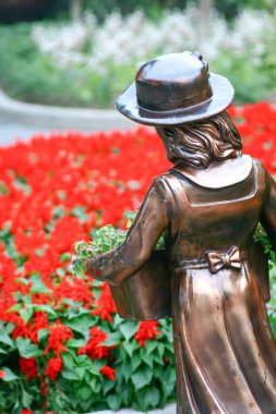 26 March 2005 the Female Statue In tuen mun Park