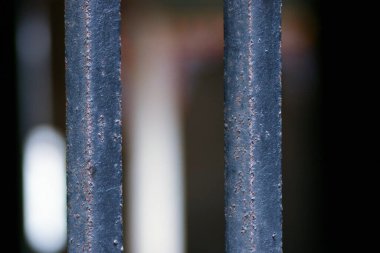 Koyu arkaplanlı Demir Pencere Izgaraları