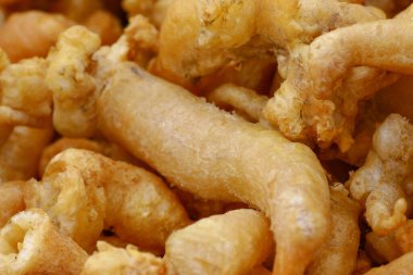 Beyaz arka planda bir grup kurutulmuş balık.