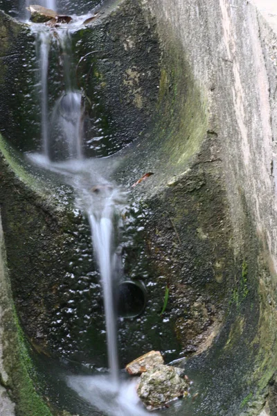 Água Flui Por Uma Encosta Através Calhas Estreitas — Fotografia de Stock