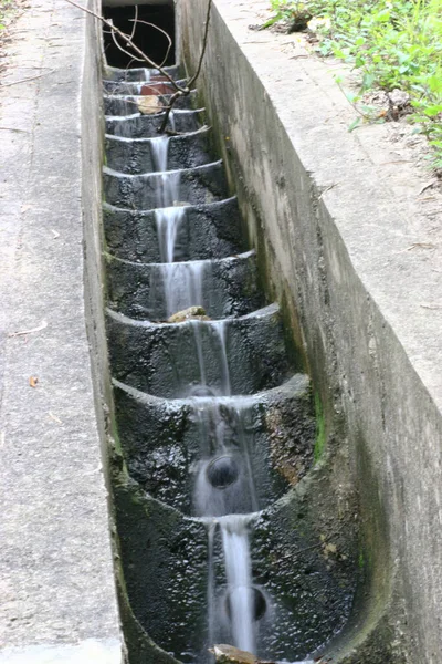 Água Flui Por Uma Encosta Através Calhas Estreitas — Fotografia de Stock