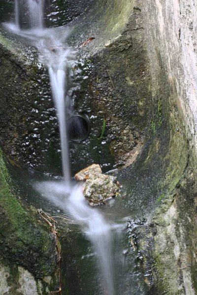 Acqua Scorre Lungo Pendio Attraverso Grondaie Strette — Foto Stock