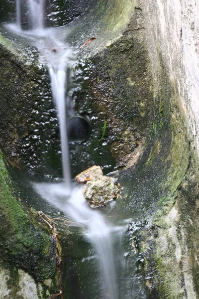 Acqua Scorre Lungo Pendio Attraverso Grondaie Strette — Foto Stock