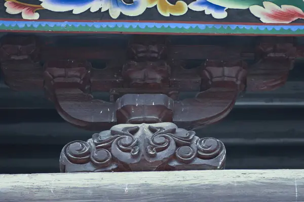 中国の伝統的な装飾が施された木造寺院の屋根 — ストック写真