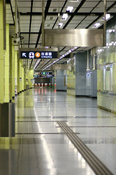 Maart 2005 Ondergrondse Metrostation Met Moderne Gate Hong Kong — Stockfoto