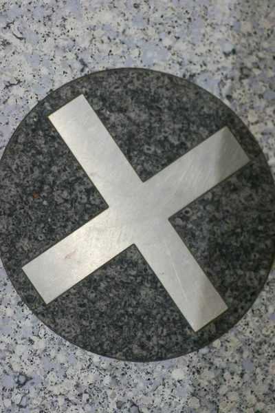 Березня 2005 Хрест Знак Підлозі Вокзалі — стокове фото