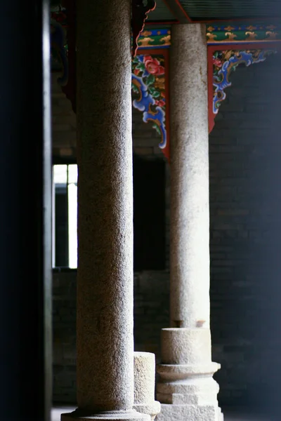 Columnas Piedra Templo Chino Con Elementos Ornamentados Madera — Foto de Stock