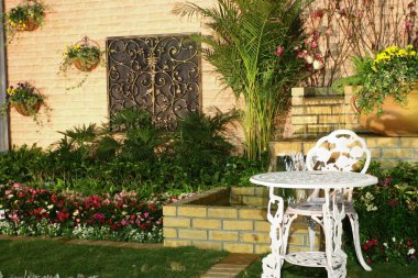 Bir Çiçek Bahçesi ve Arka Bahçe Bahçesi