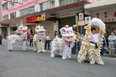 20 Mart 2005 Tai Kok Tsui Tapınağında aslan dansı