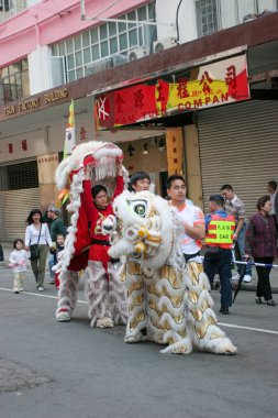 20 Mart 2005 Tai Kok Tsui Tapınağında aslan dansı