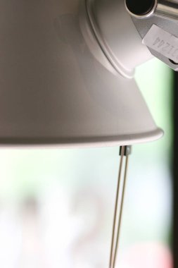 27 Mart 2005 'te masa lambası şık bir dükkanda izole edildi.