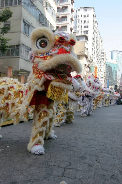 五年三月二十日在大角咀庙会上跳狮子舞 — 图库照片