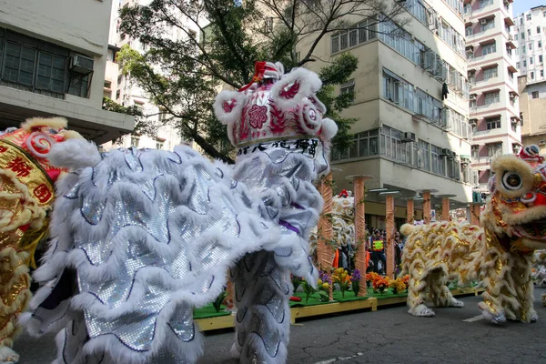 五年三月二十日在大角咀庙会上跳狮子舞 — 图库照片