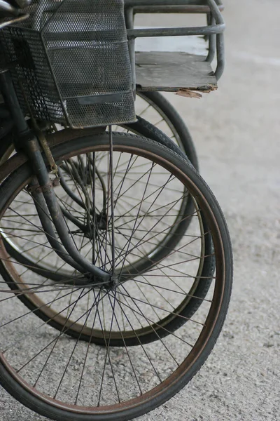 Abril 2005 Bicicletas Estacionadas Entre Espaços Edifício Cinza — Fotografia de Stock