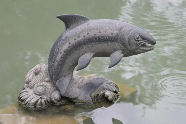 Fontana Dell Acqua Della Statua Del Pesce Stagno Sha — Foto Stock