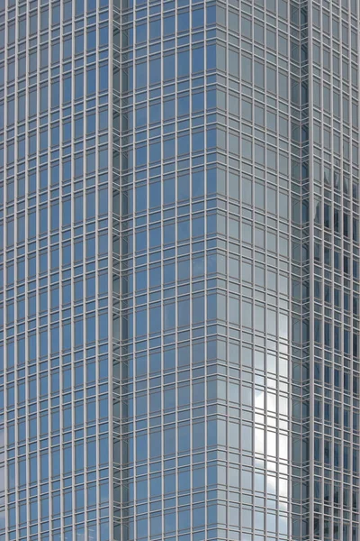 Der Moderne Gläserne Wolkenkratzer Der Den Blauen Himmel Reflektiert Mai — Stockfoto