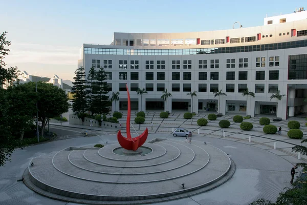May 2005 Red Bird Sundial Sculpture Standing Center Entrance Piazza — Stock Photo, Image