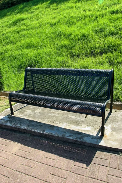 2005年5月22日 公园内的黑金属公园长椅 — 图库照片