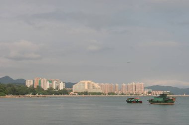 11 Haziran 2005 'te Castle Peak Körfezi Rıhtım Alanı' ndaki sahil şeridi