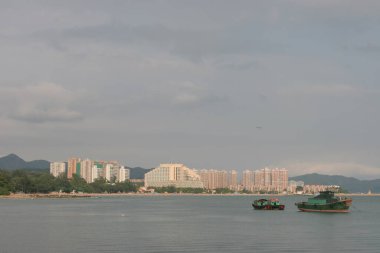 11 Haziran 2005 'te Castle Peak Körfezi Rıhtım Alanı' ndaki sahil şeridi