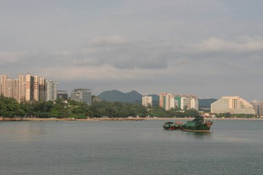 11 Haziran 2005 'te Castle Peak Körfezi Rıhtım Alanı' ndaki sahil şeridi