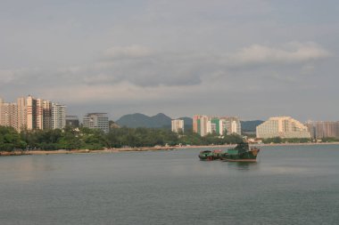 11 Haziran 2005 'te Castle Peak Körfezi Rıhtım Alanı' ndaki sahil şeridi