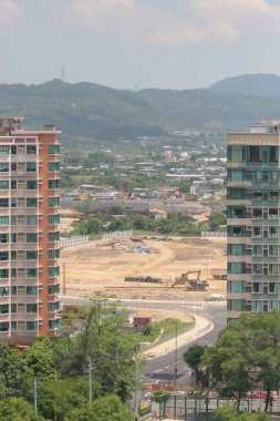 11 Haziran 2005 'te, Yuen uzunluğundaki iskan binası.