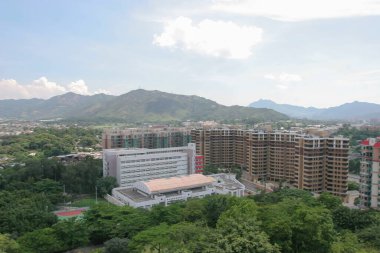 11 Haziran 2005 'te, Yuen uzunluğundaki iskan binası.