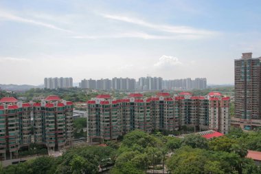 11 Haziran 2005 'te, Yuen uzunluğundaki iskan binası.