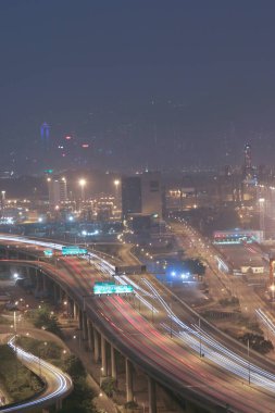 29 Ekim 2005 Hong Kong Kwai Tsing Konteynır Terminalleri dünyanın en işlek limanlarından biridir..