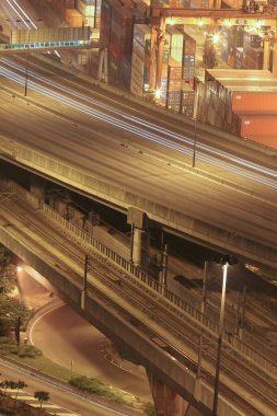 29 Ekim 2005 Hong Kong Kwai Tsing Konteynır Terminalleri dünyanın en işlek limanlarından biridir..