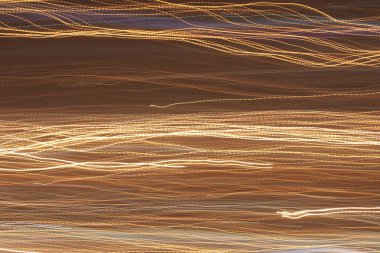 Karanlık arkaplanda soyut ışık izleri