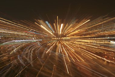 Karanlık arkaplanda soyut ışık izleri