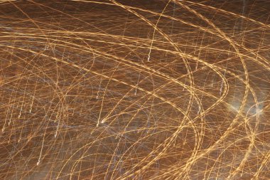 Karanlık arkaplanda soyut ışık izleri