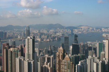 16 Temmuz 2005 'te Hong Kong şehrinin gökdelenleri ile limandan gökyüzü manzarası
