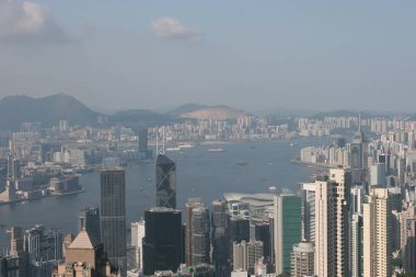 16 Temmuz 2005 'te Hong Kong şehrinin gökdelenleri ile limandan gökyüzü manzarası