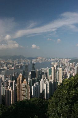 16 Temmuz 2005 'te Hong Kong şehrinin gökdelenleri ile limandan gökyüzü manzarası