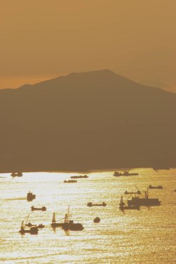 16 Temmuz 2005. Hong Kong Limanı 'nın batısında gün batımı.