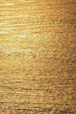 Deniz suyu yüzeyi, yaz zamanı. Altın gün doğumu