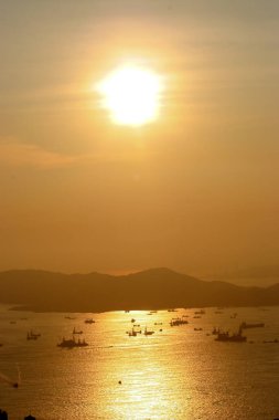 16 Temmuz 2005. Hong Kong Limanı 'nın batısında gün batımı.