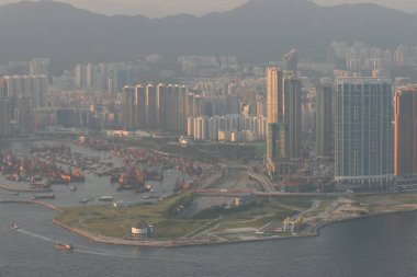 16 Temmuz 2005 'te Batı Kowloon' daki inşaat sahasında.