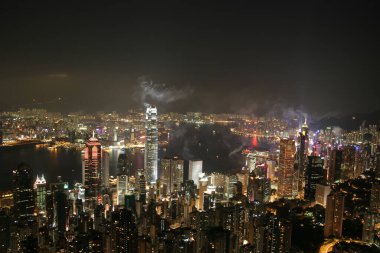 16 Temmuz 2005 gecesi binanın tepesinde havai fişek gösterisi, Hong Kong